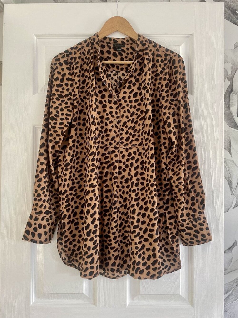 Ann Taylor Leopard Print Button‑Down Blouse (Sz M)